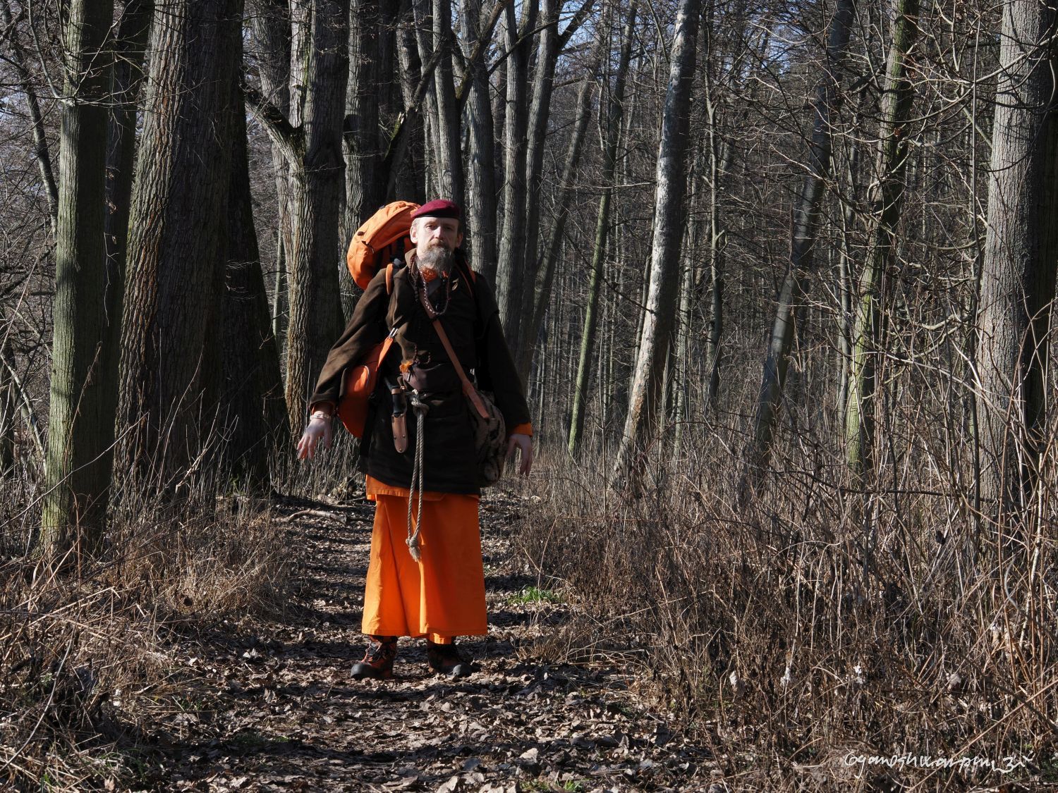 Cesta pod Hradisko u Bosonoh. Svámí Gyaneshwarpuri, samospoušť 2026.