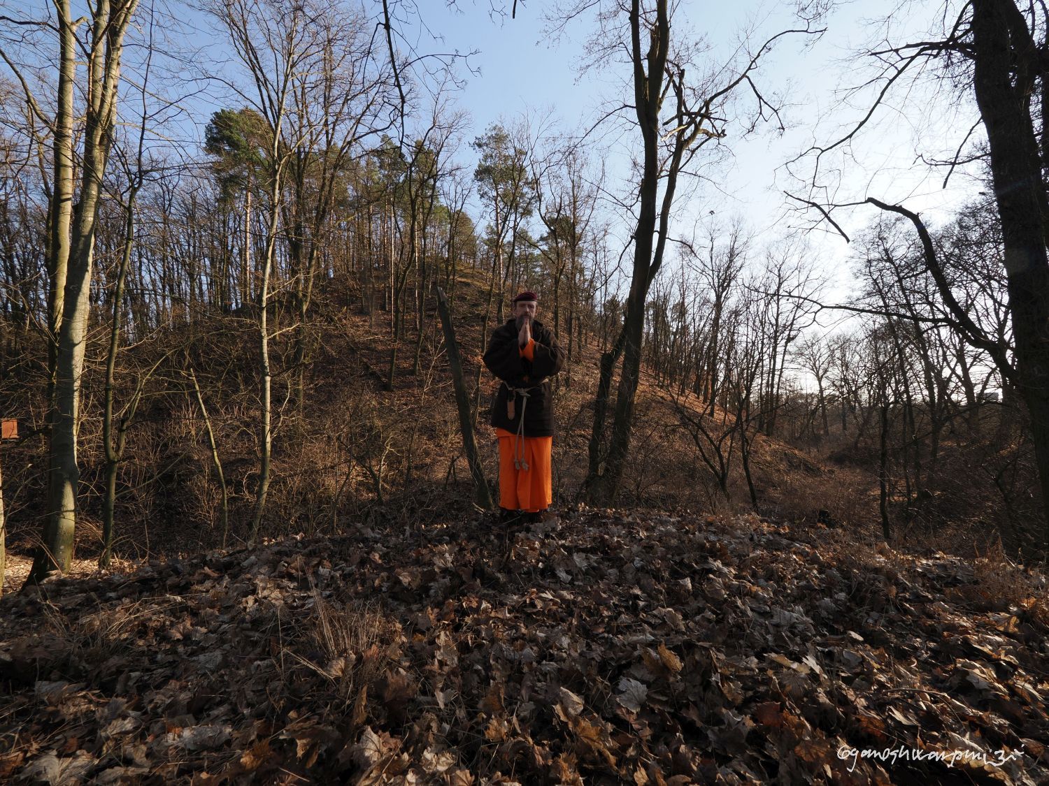 Nové meditační místo pod Hradiskem u Bosonoh. Svámí Gyaneshwarpuri, samospoušť 2026.