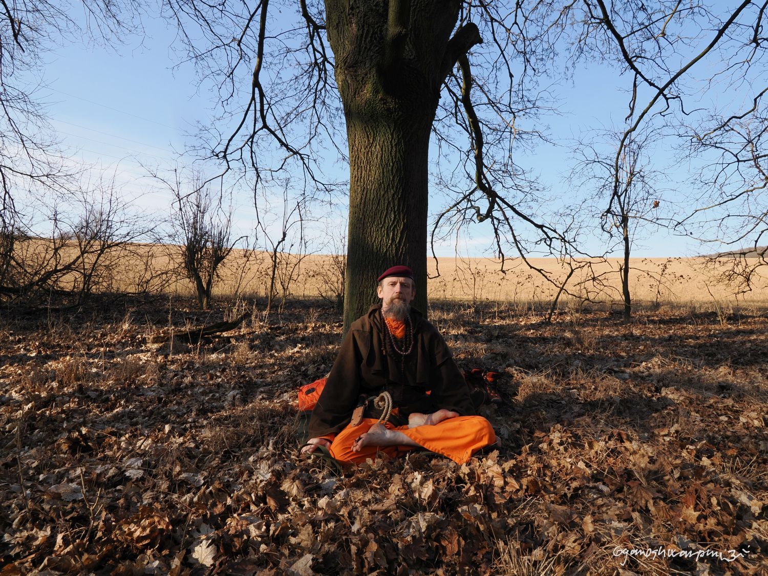 Nové meditační místo pod Hradiskem u Bosonoh. Svámí Gyaneshwarpuri, samospoušť 2026.