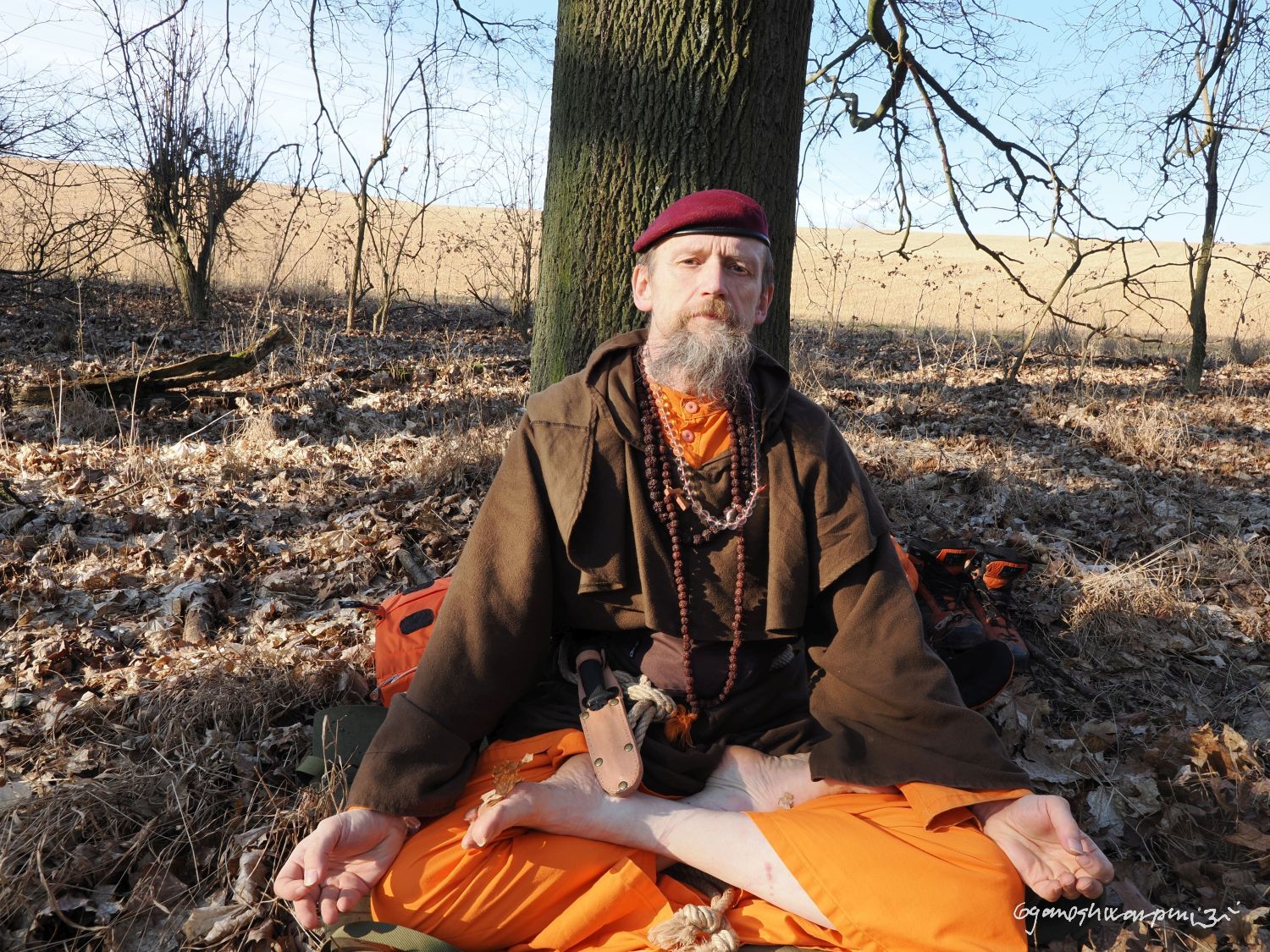 Nové meditační místo pod Hradiskem u Bosonoh. Svámí Gyaneshwarpuri, samospoušť 2026.