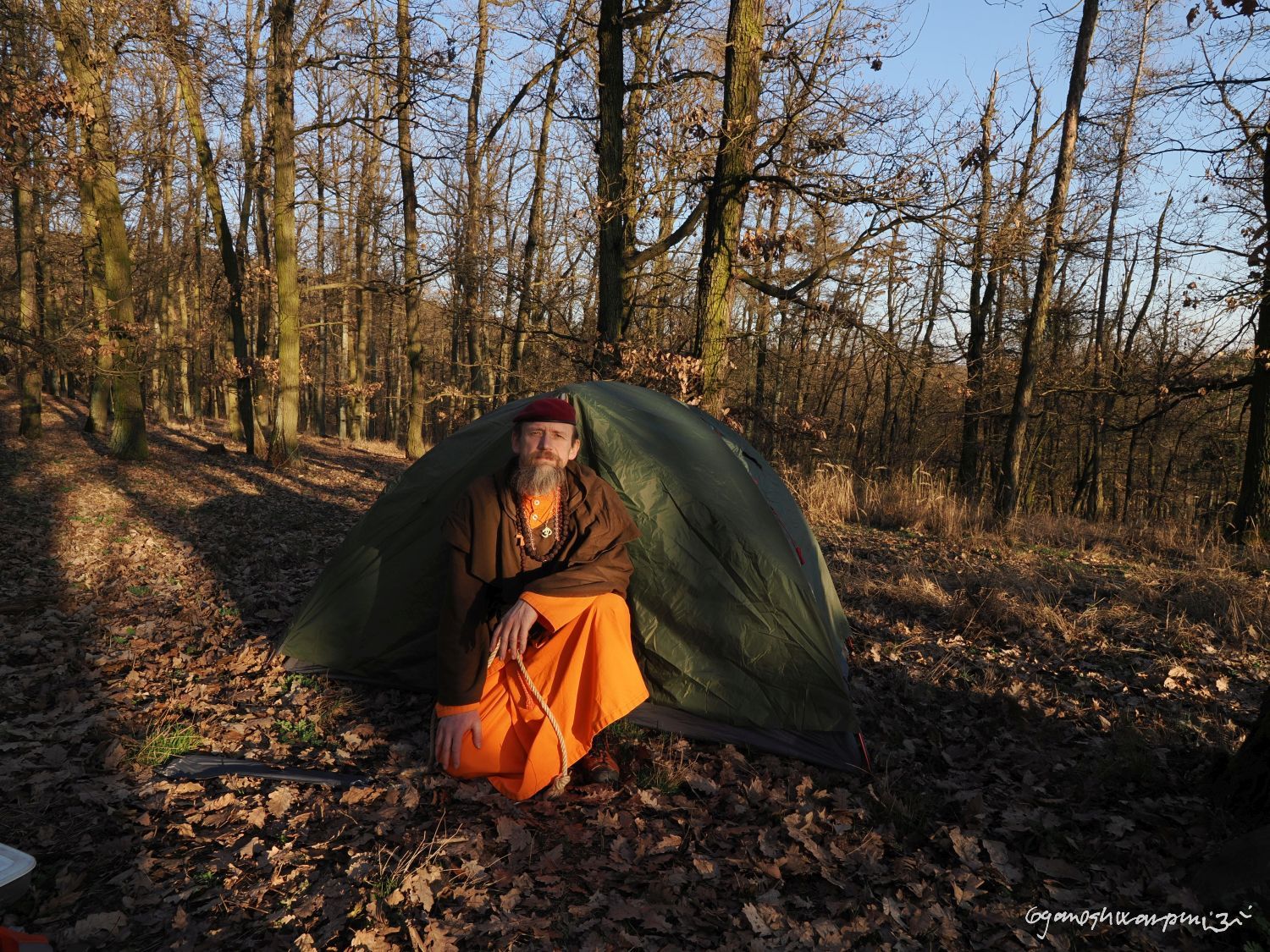 Jarní nácvik outdooringu na Hradisku u Bosonoh. Svámí Gyaneshwarpuri, samospoušť 2026.