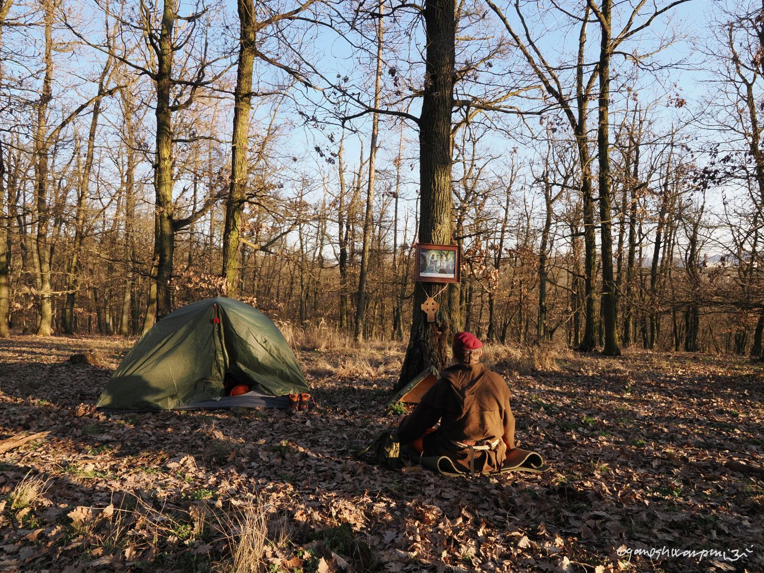 Jarní nácvik outdooringu na Hradisku u Bosonoh. Svámí Gyaneshwarpuri, samospoušť 2026.