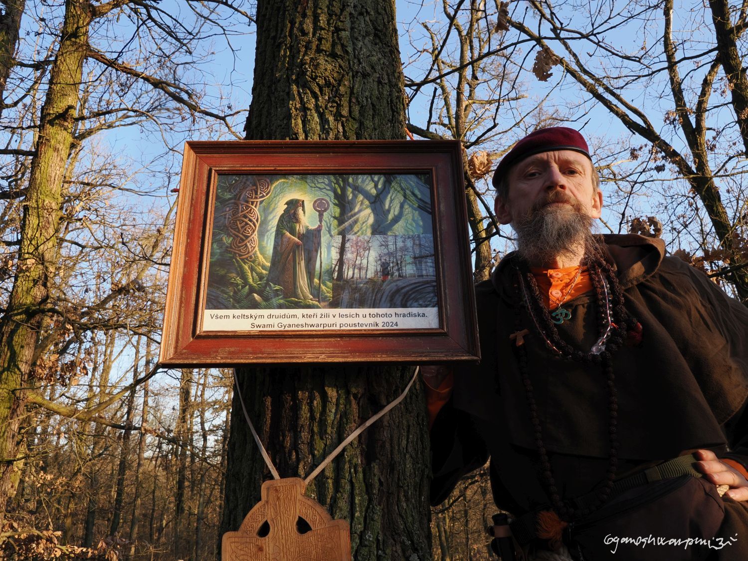 Jarní nácvik outdooringu na Hradisku u Bosonoh. Svámí Gyaneshwarpuri, samospoušť 2026.