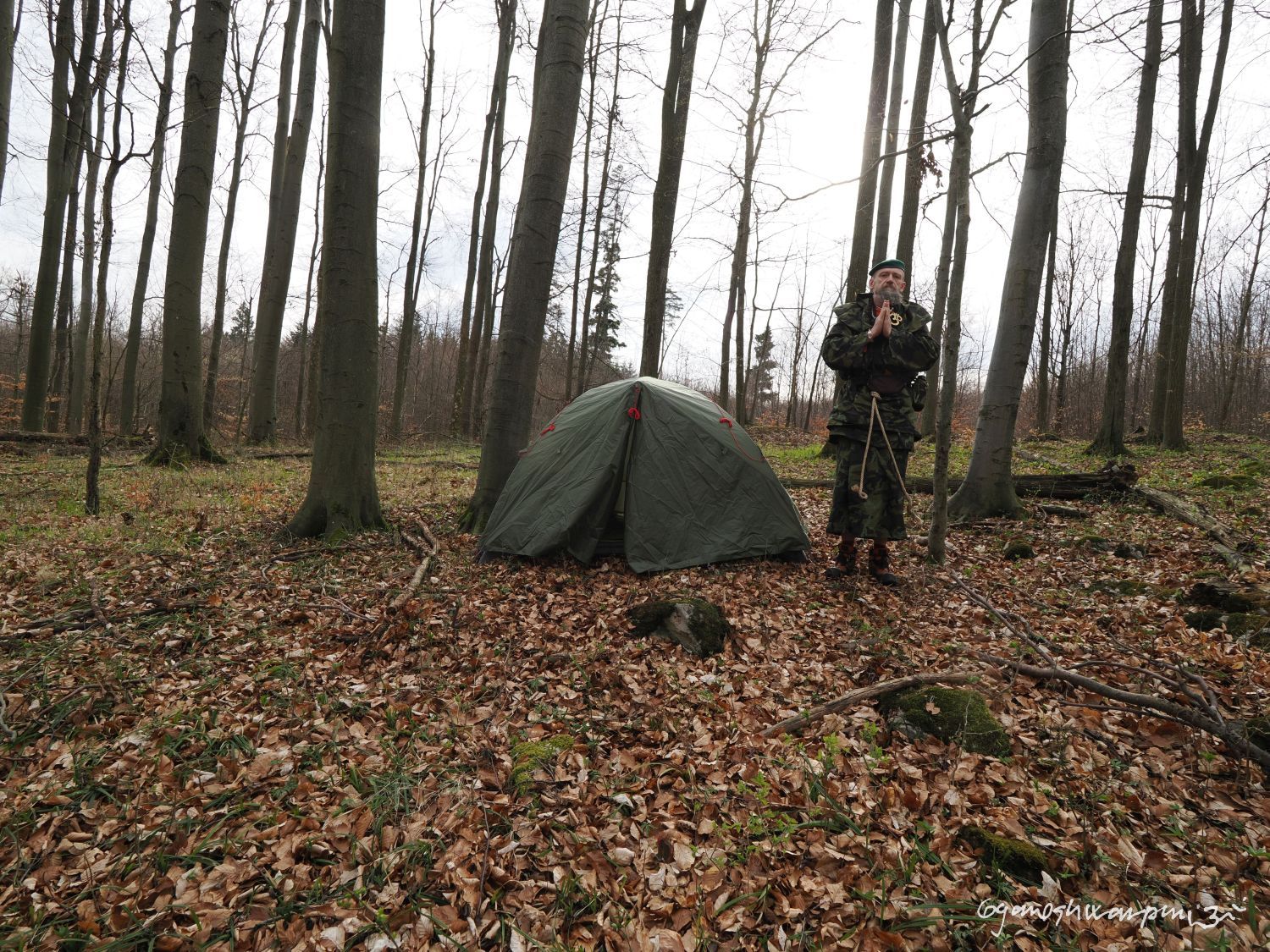 Bivak nad Výpustkem. Svámí Gyaneshwarpuri, samospoušť 2026.