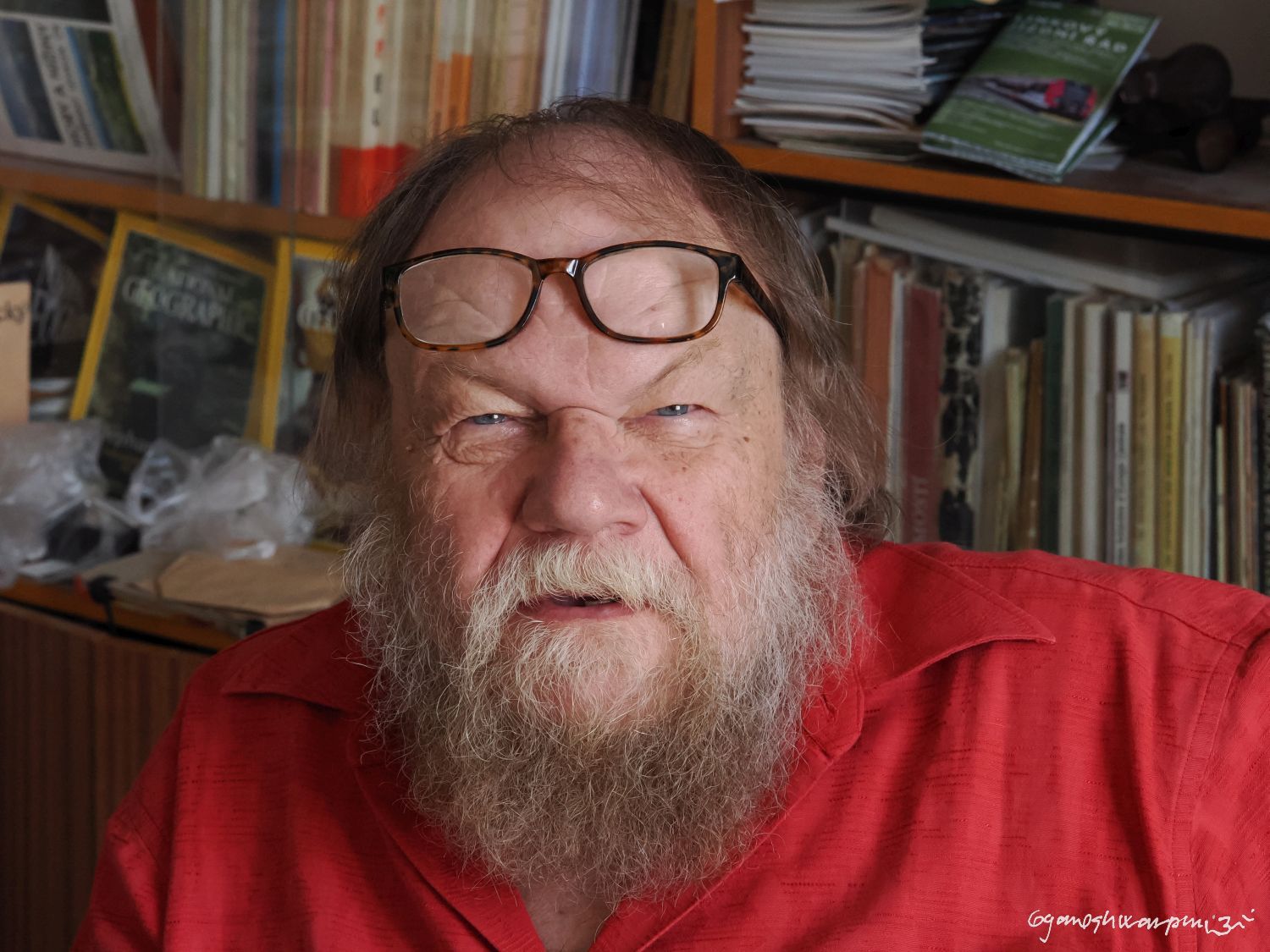 Doc. Martin Oliva ve své kanceláři v Ústavu Anthropos Moravského zemského muzea (2024).  Foto: Svámí Gyaneshwarpuri.