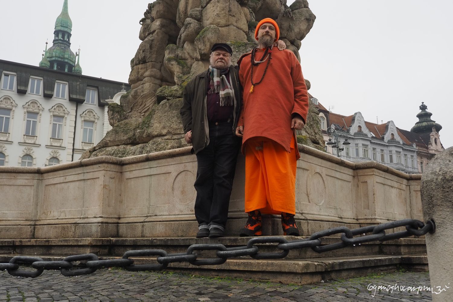 Doc. Martin Oliva a svámí Gyaneshwarpuri, dva staří přítelé, na kašně Párnas na Zelném rynku v Brně (2024).  Foto: Svámí Gyaneshwarpuri.