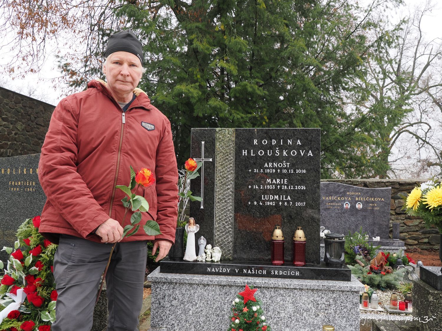 Milan Hnízdo u hrobu Arnošta Hlouška ve Křtinách (2025) - HermitPhoto.cz