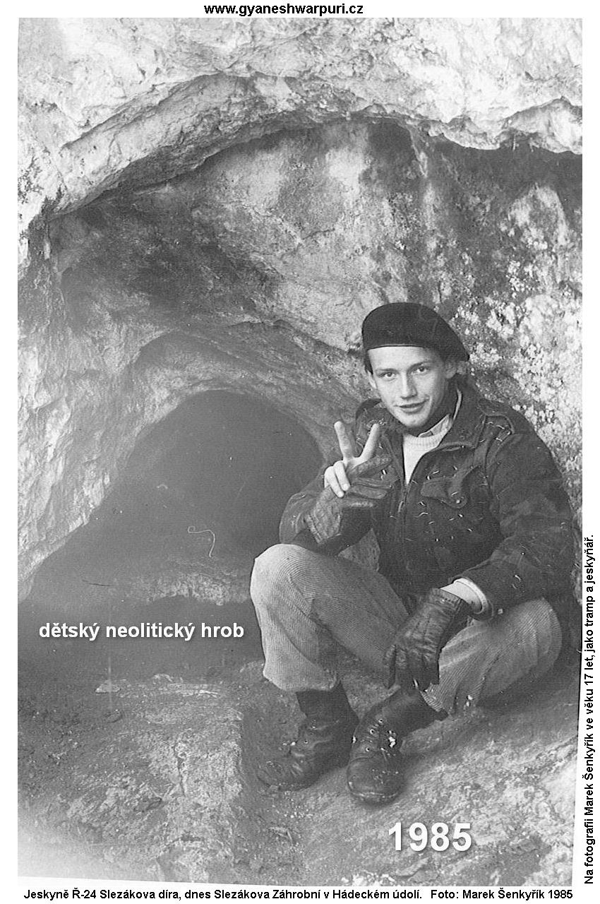 Jeskyně Ř-24 Slezákova díra. V místě objevu dětského neolitického hrobu. Na fotografii Marek Šenkyřík. Foto: samospoušť 1985.