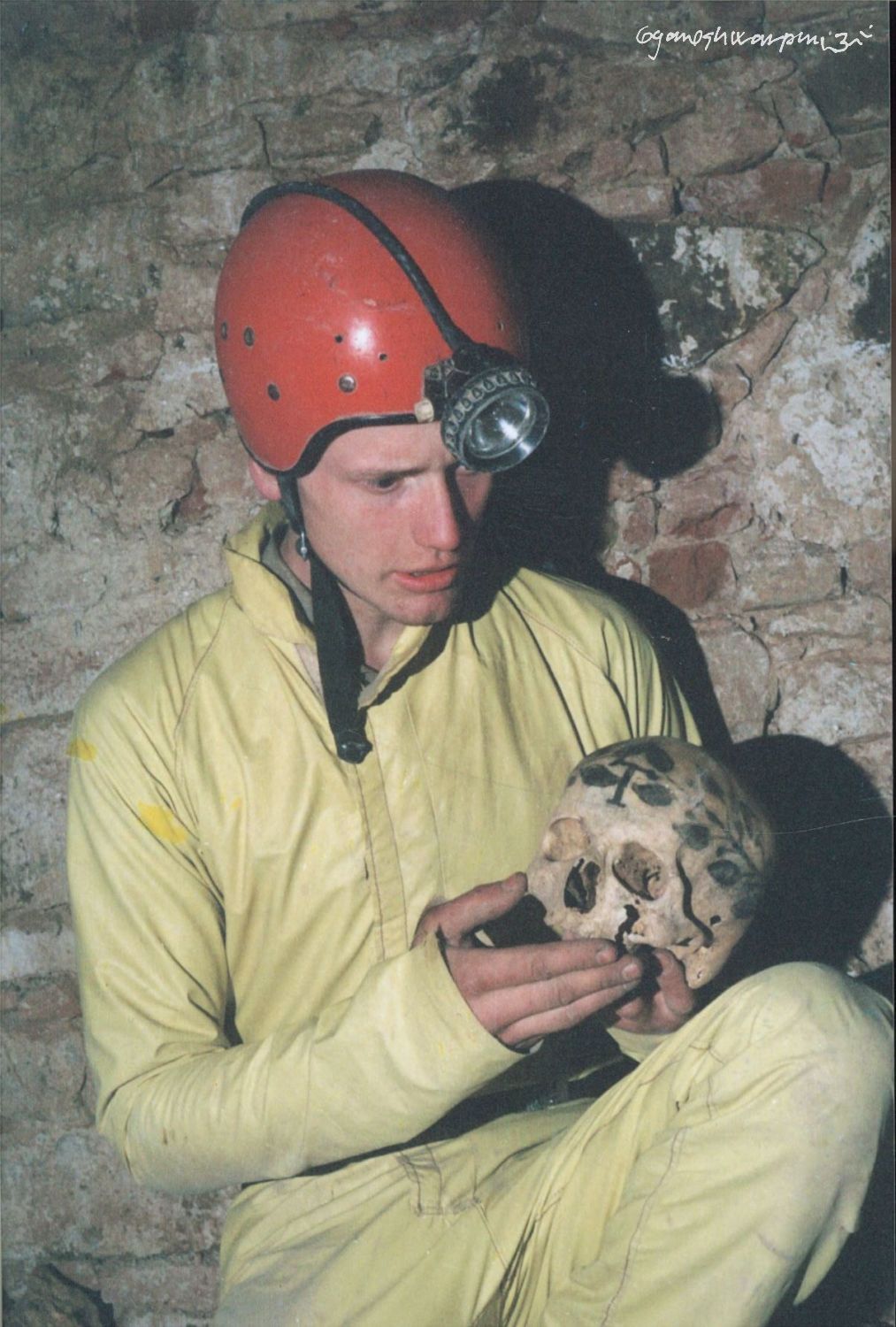 Marek Šenkyřík, student archeologie - na stopě objevu křtinských pomalovaných lebek (na fotografii). Foto: Marek Šenkyřík, samospoušť 1991.