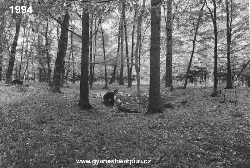 Závrtek Zub - Soví komín - nejstarší fotografie. Foto: Marek Šenkyřík, samospoušť 1994.