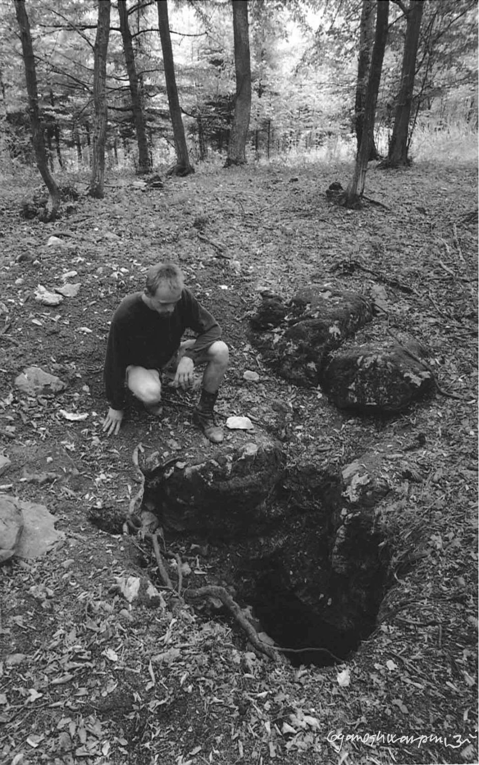 Závrtek Zub - Soví komín - nejstarší fotografie. Foto: Marek Šenkyřík, samospoušť 1994.