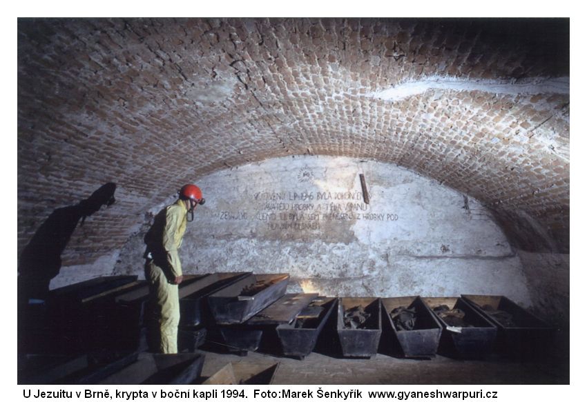 Jezuitský kostel v Brně - krypta pod boční kaplí. Foto: Marek Šenkyřík 1994.