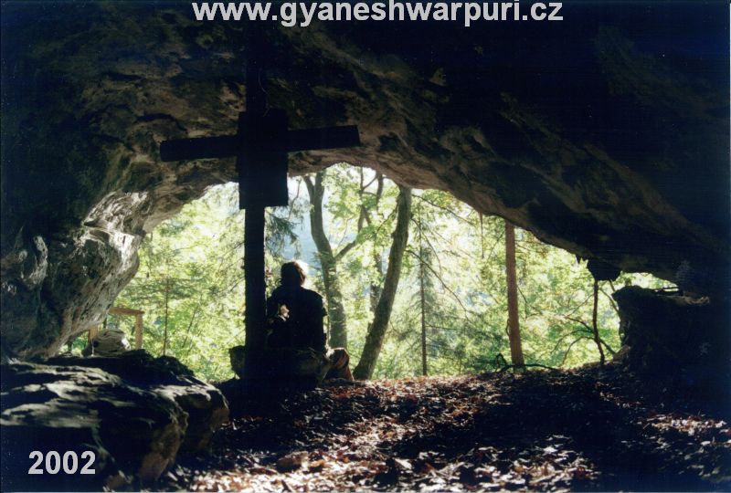 Slovenský ráj jeskyně Poustevna Toho který sedí a mlčí - sedím sám pod křížem. Foto: Marek P. Šenkyřík 2002.