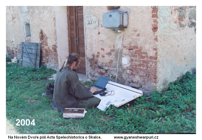 Nový Dvůr u plošiny Skalka - sepisování Acta Speleohistorica o plošině Skalka (2004). Foto: Marek P. Šenkyřík 2004.