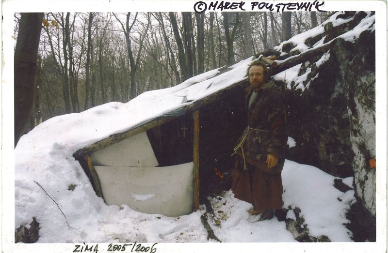 Marek Poustevník - Šenkyřík: velká zima na poustevně Močová - Habrůvecká plošina (2005).  Foto: Marek P. Šenkyřík 2005, samospoušť.