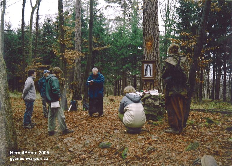 Soví konín na plošině Skalka - ustanovení Speleologického průzkumu poustevníka Marka (2005).  Foto: Marek P. Šenkyřík 2005, samospoušť.