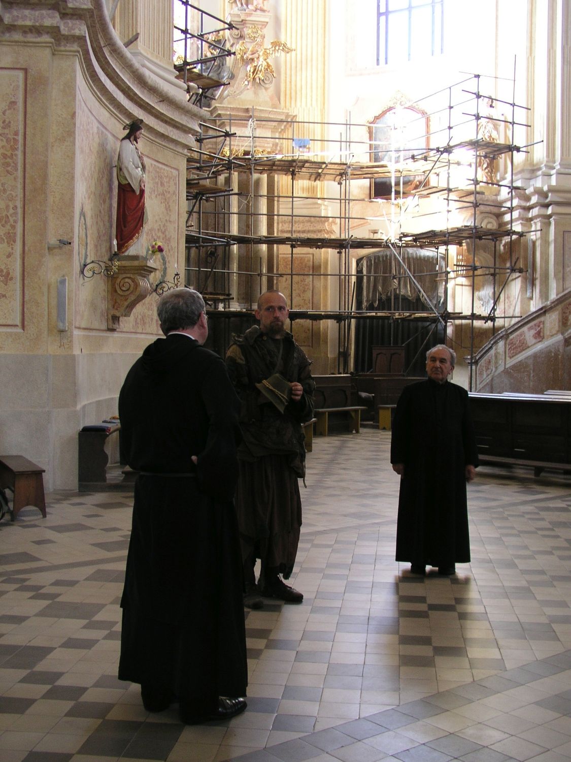 Setkání ve Křtinách. Uprostřed: Marek Poustevník, vpravo P. Tomáš Prnka (2005).