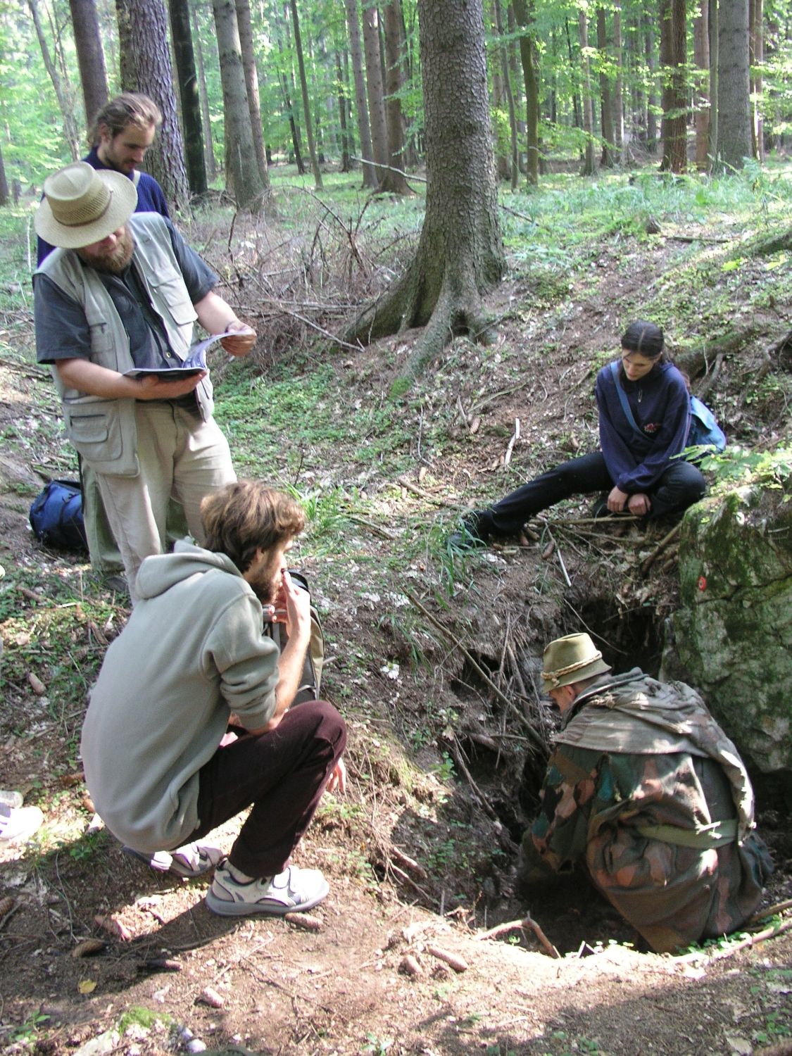 Doc. Martin Oliva  čte Acta Speleohistorica na Děravce (2005).