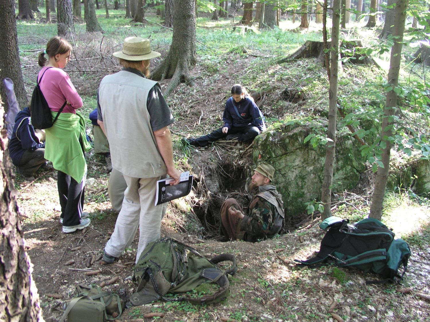Doc. Martin Oliva  čte Acta Speleohistorica na Děravce (2005).