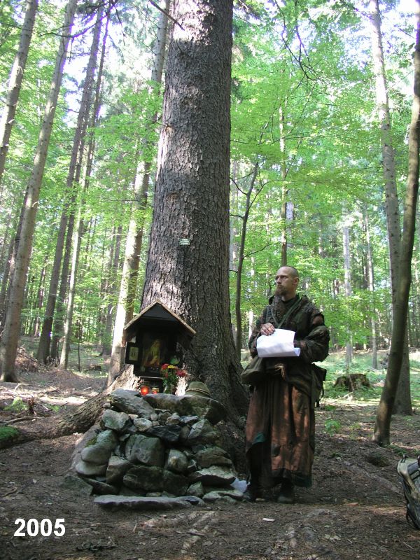 Poustevník Marek káže pod Habrůveckým smrkem.  Foto: Marek P. Šenkyřík 2005, samospoušť.