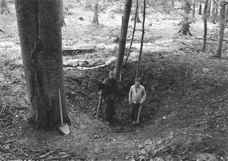 Závrt u Habrůveckých smrků - zahájení speleologického průzkumu. Marek Poustevník - Šenkyřík a Arnošt Hloušek  Foto: Marek P. Šenkyřík 2005, samospoušť.