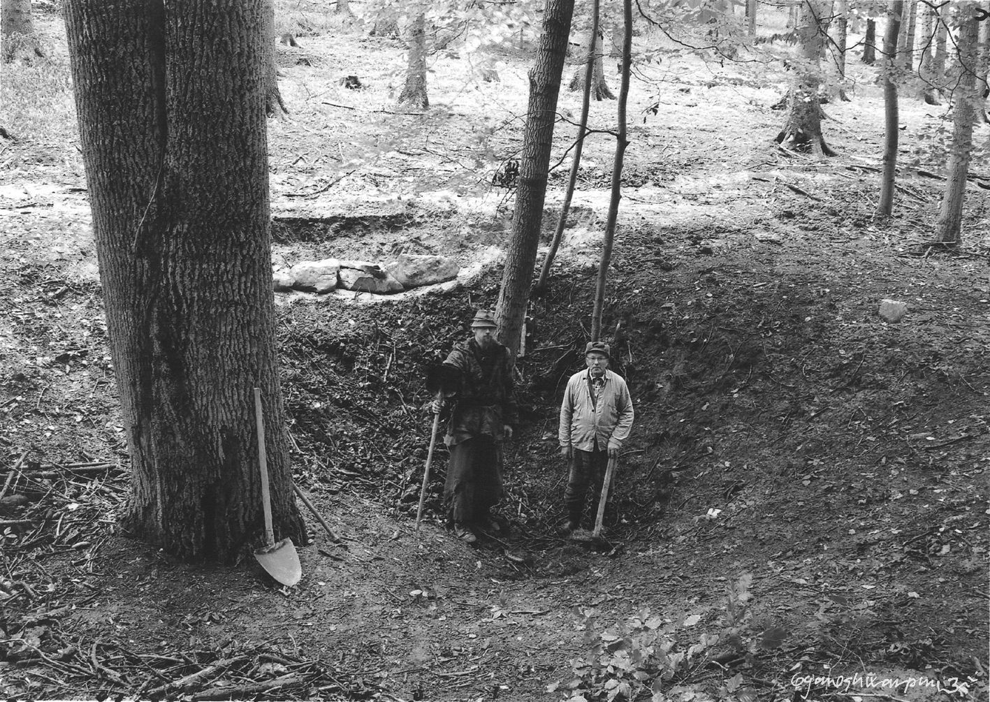 Závrt u Habrůveckých smrků - zahájení speleologického průzkumu. Marek Poustevník - Šenkyřík a Arnošt Hloušek  Foto: Marek P. Šenkyřík 2005, samospoušť.