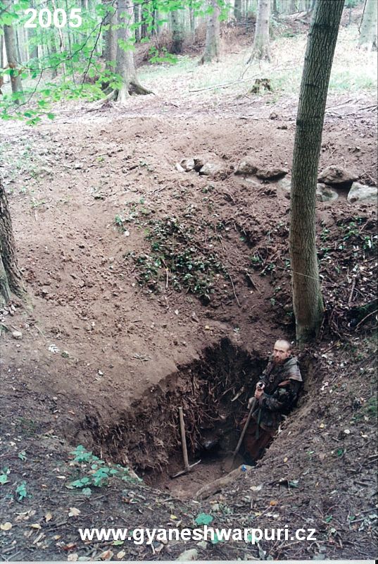 Závrt u Habrůveckých smrků - zahájení hloubení průzkumné sondy.  Foto: Marek P. Šenkyřík 2005, samospoušť.