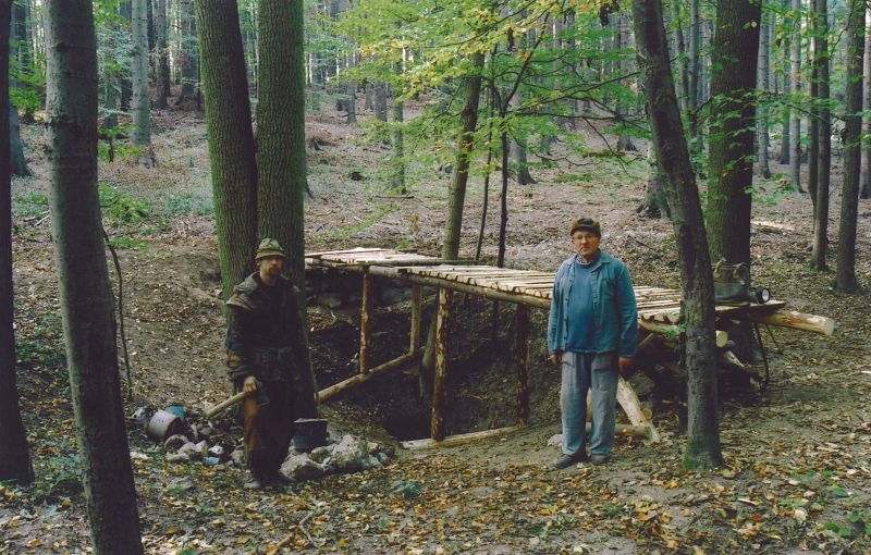 Závrt u Habrůveckých smrků - výstavba těžebního pódia. Marek Poustevník - Šenkyřík a Arnošt Hloušek.  Foto: Marek P. Šenkyřík 2005, samospoušť.