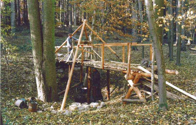 Závrt u Habrůveckých smrků - těžební pódium po dokončení. Arnošt Hloušek a Marek Poustevník - Šenkyřík.  Foto: Marek P. Šenkyřík 2005, samospoušť.