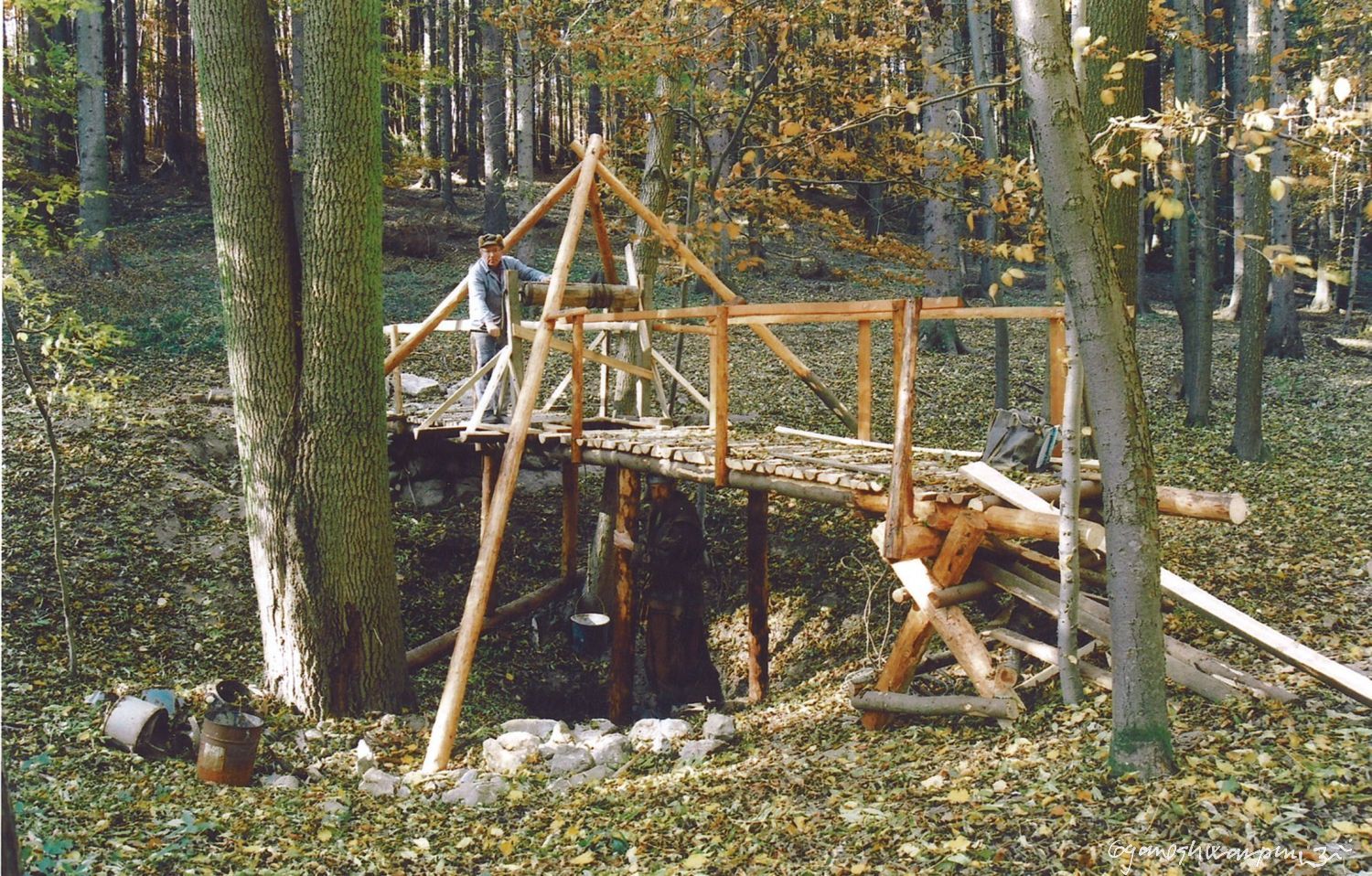 Závrt u Habrůveckých smrků - těžební pódium po dokončení. Arnošt Hloušek a Marek Poustevník - Šenkyřík.  Foto: Marek P. Šenkyřík 2005, samospoušť.