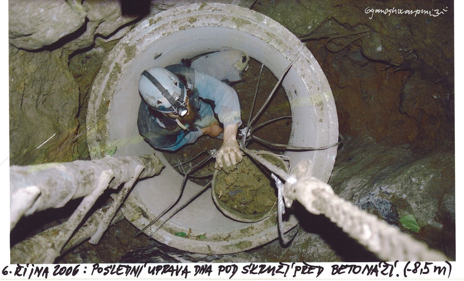 Závrt u Habrůveckých smrků - poslední úprava dna šachty před betonáží. Foto: Marek P. Šenkyřík 2006.