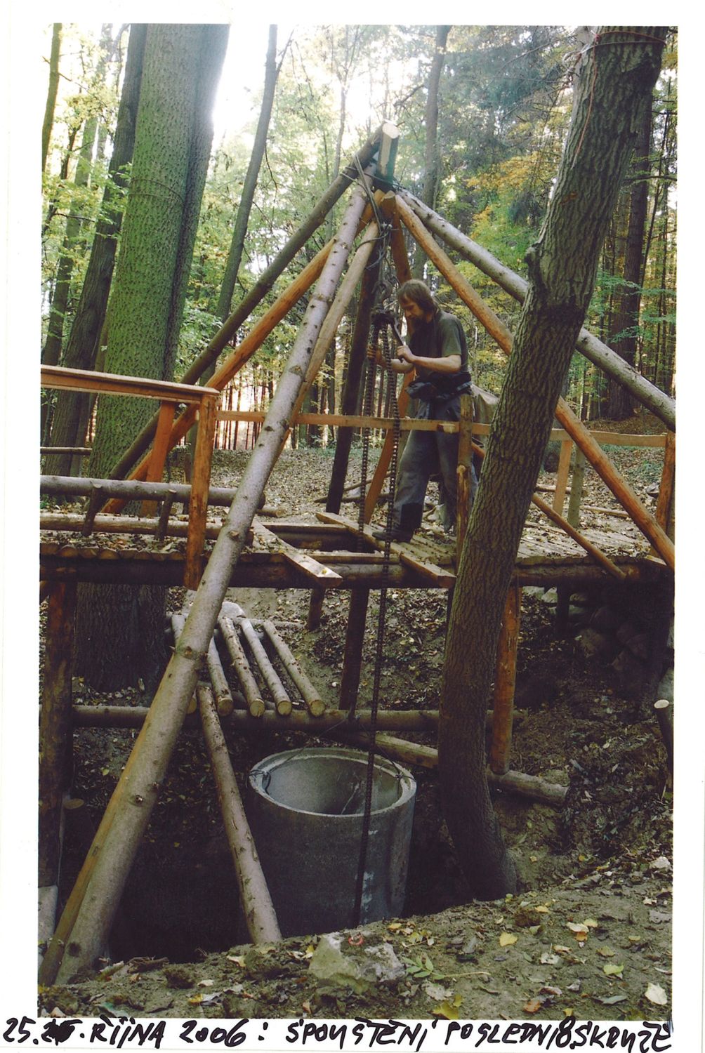 Závrt u Habrůveckých smrků - spuštění poslední osmé skruže. Foto: Marek P. Šenkyřík 2006.
