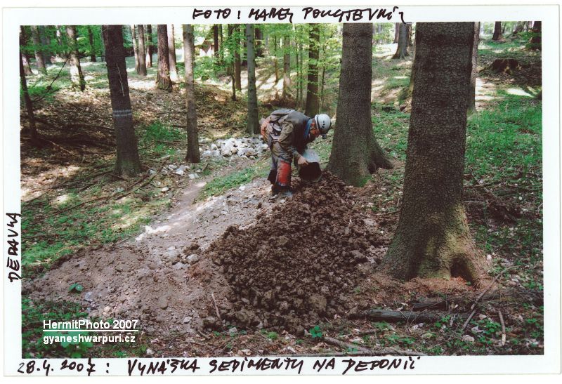 Děravka -  vynáška sedimentu na deponii probíhá ručně. Foto: Marek P. Šenkyřík 2007, samospoušť.