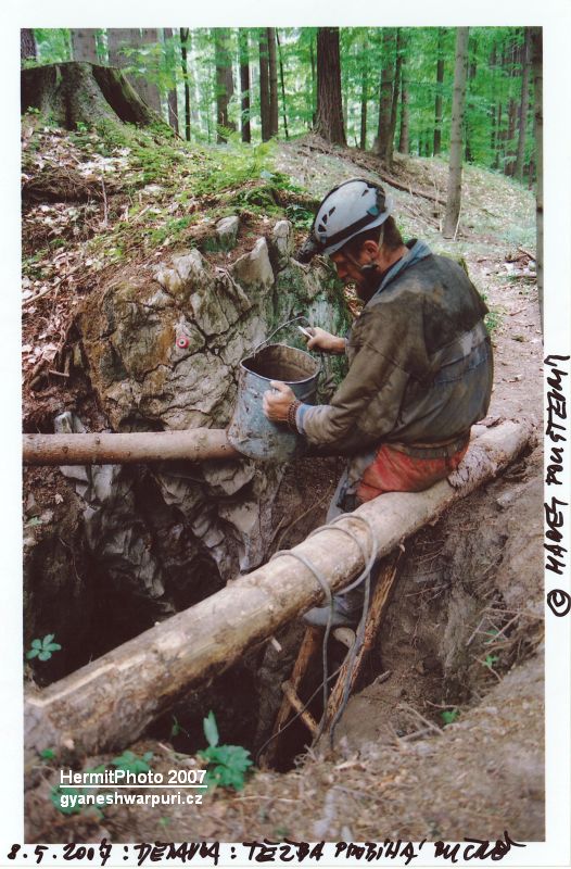 Děravka - těžba probíhá ručně. Foto: Marek P. Šenkyřík 2007, samospoušť.