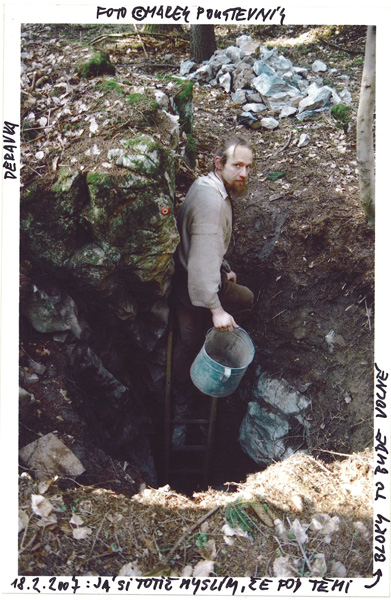 Děravka -myslím si, že pod těmi bloky to bude volné. Foto: Marek P. Šenkyřík 2007, samospoušť.