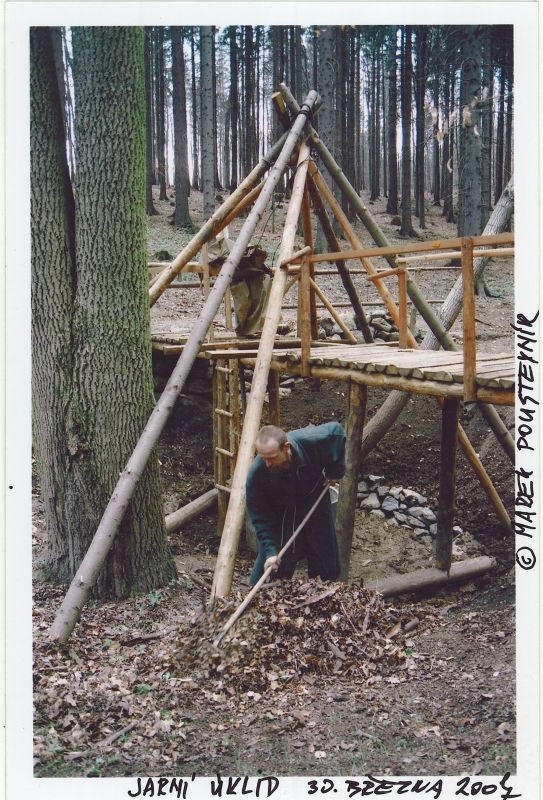 Závrt u Habrůveckých smrků - jarní úklid u závrtu. Foto: Marek P. Šenkyřík 2007, samospoušť.