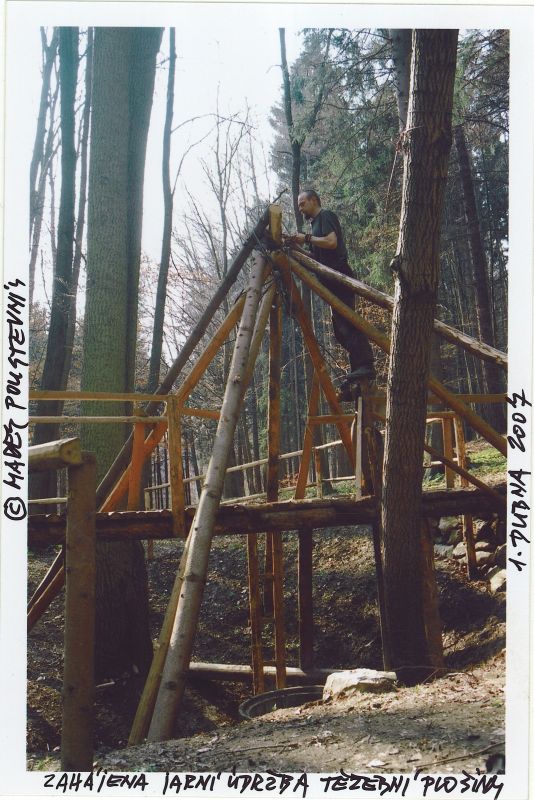 Závrt u Habrůveckých smrků - jarní údržba těžebního zařízení. Foto: Marek P. Šenkyřík 2007, samospoušť.