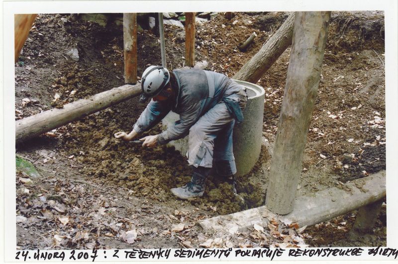 Závrt u Habrůveckých smrků - rekonstrukce vzhledu stěn nálevky závrtu. Foto: Marek P. Šenkyřík 2007, samospoušť.