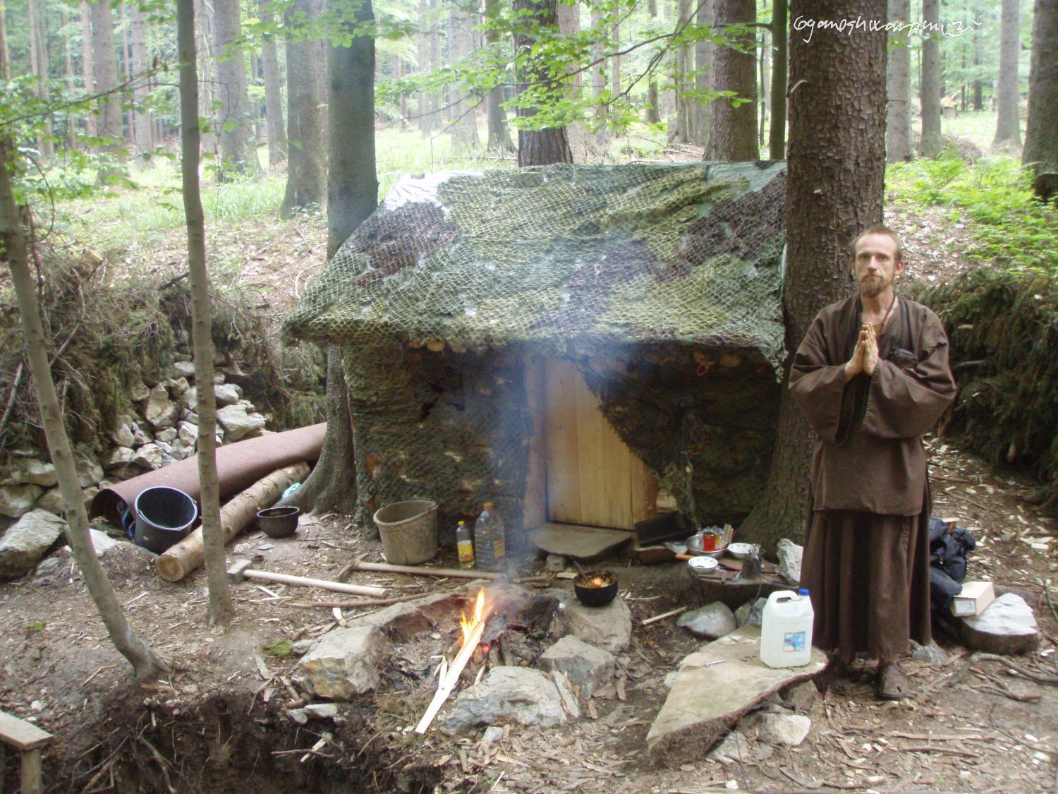 Poustevník Gyaneshwarpuri před svou poustevnou Děravkou na Rudicko - Habrůvecké plošině v Moravském krasu - střed. Foto: Marek Gyaneshwarpuri, samospoušť 2008.