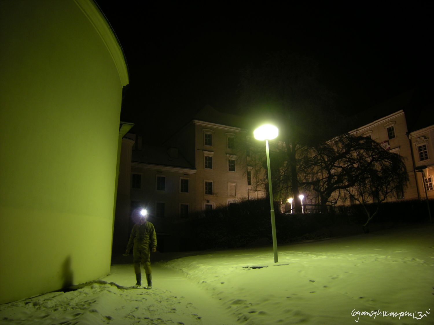 Křtinská Stínadla. Výzkum chodby pod severním ambitem chrámu Panny Marie ve Křtinách končíval někdy pozdě v noci.  Foto: Marek Gyaneshwarpuri, samospoušť 2008.