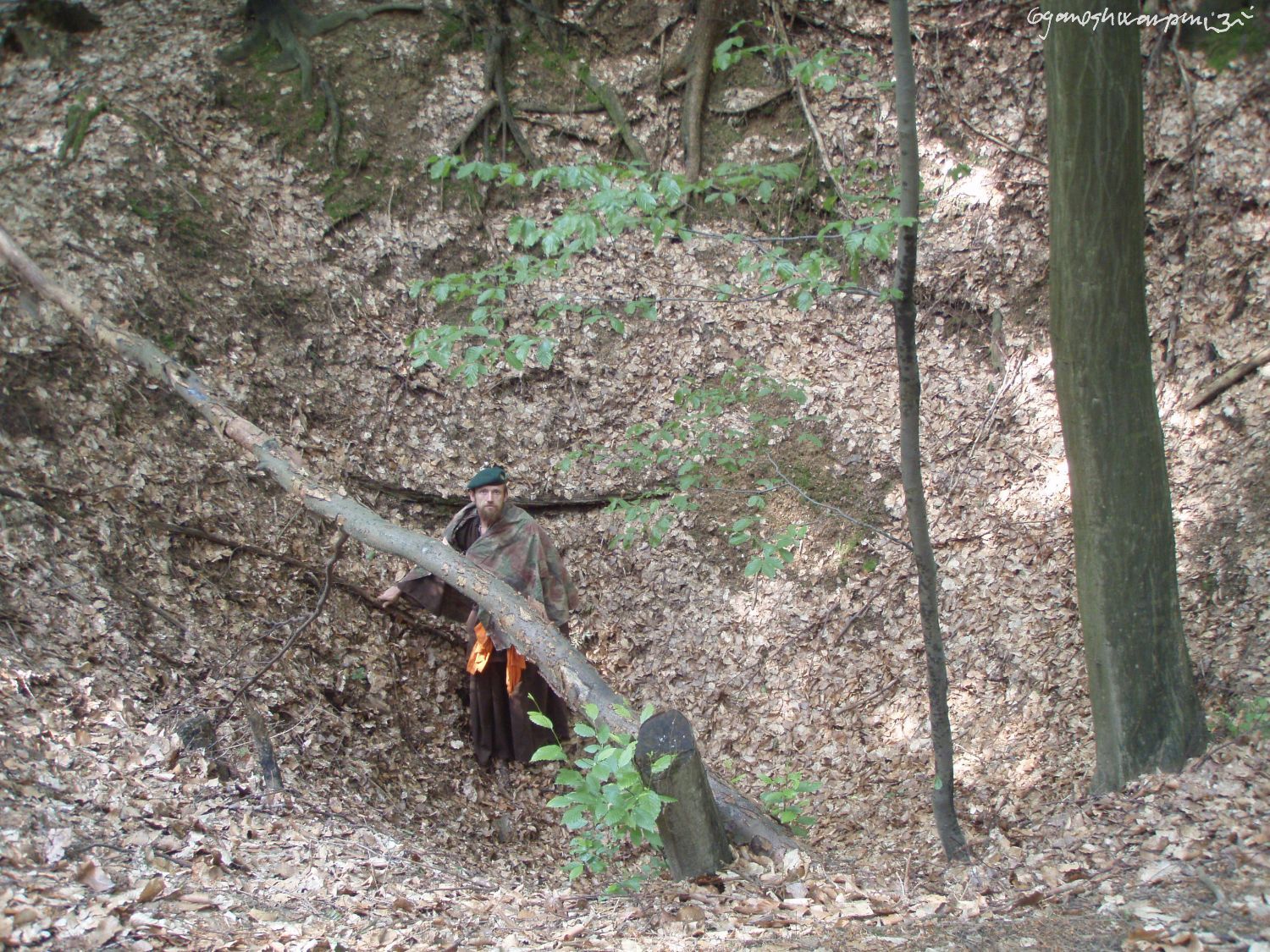 Závrt nad Gotickou chodbou Býčí skály.  Foto: Marek Gyaneshwarpuri, samospoušť 2008.