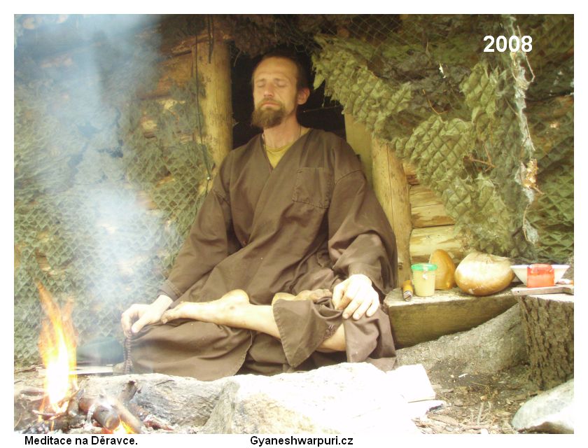 Meditace na poustevně Děravce.  Foto: Marek Gyaneshwarpuri, samospoušť 2008.