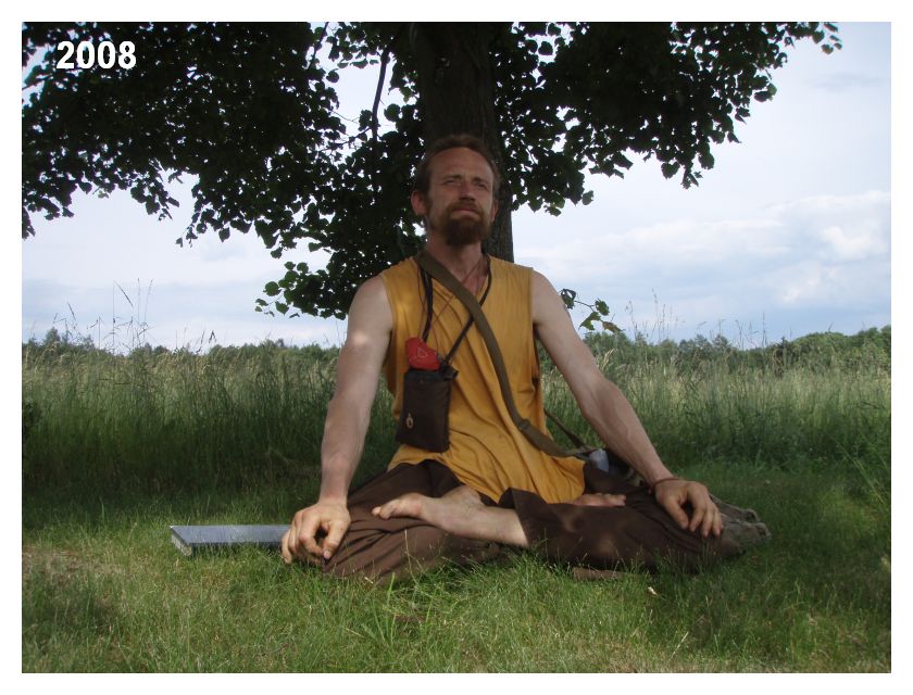 Meditace na Habrůvecké plošině.  Foto: Marek Gyaneshwarpuri, samospoušť 2008.