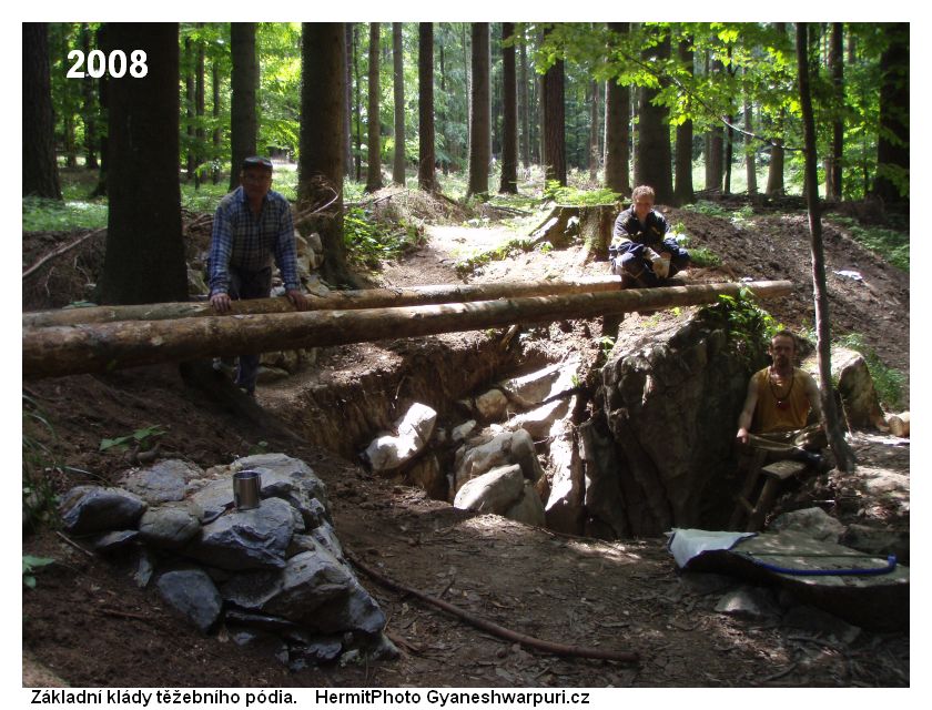 Děravka: položení klád těžebního pódia.  Foto: Marek Gyaneshwarpuri, samospoušť 2008.