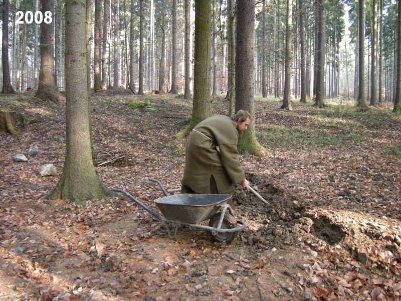 Děravka: v nové kutně se tak dobře pracuje.  Foto: Marek Gyaneshwarpuri, samospoušť 2008.