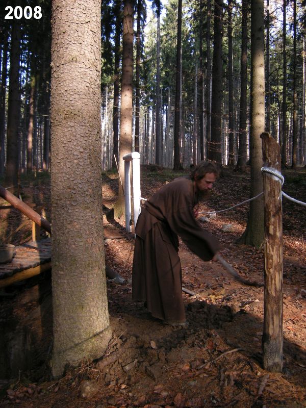 Františkánské práce na Děravce.  Foto: Marek Gyaneshwarpuri, samospoušť 2008.