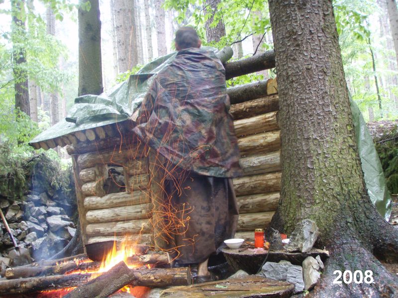 Děravka: mám svou poustevnu.  Foto: Marek Gyaneshwarpuri, samospoušť 2008.