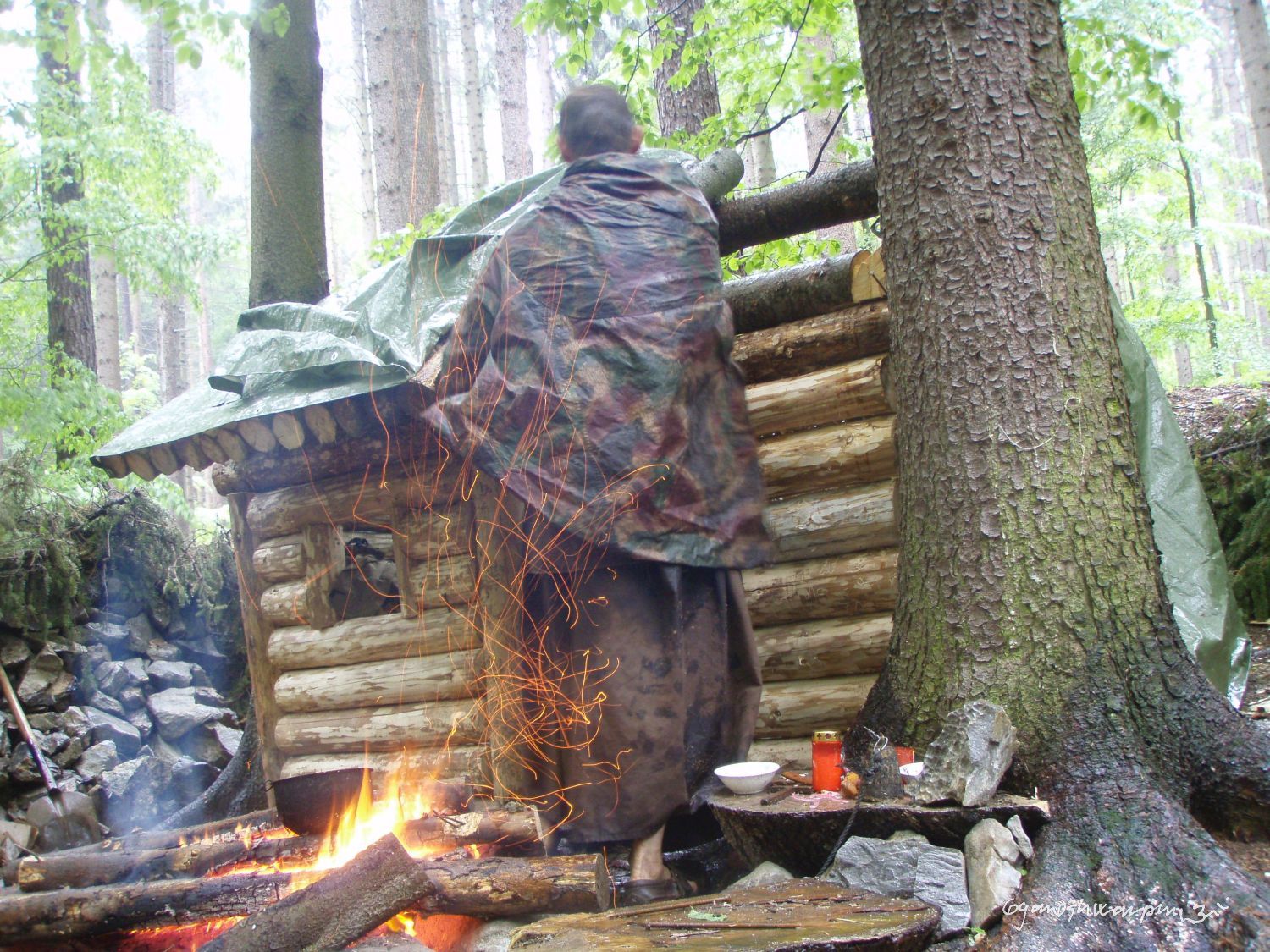 Děravka: mám svou poustevnu.  Foto: Marek Gyaneshwarpuri, samospoušť 2008.