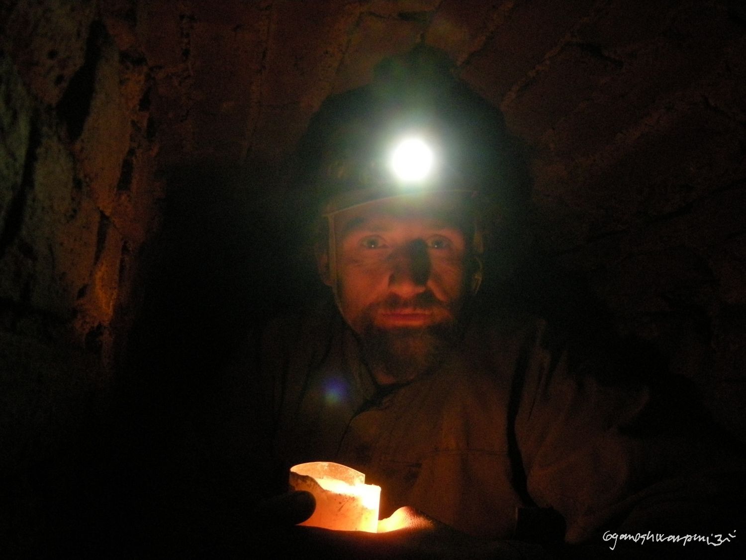 Gyaneshwarpuri - křtinský Schliemann v barokní kanalizaci pod jižním ambitem chrámu Panny Marie ve Křtinách. Foto: Marek Gyaneshwarpuri, samospoušť 2008.