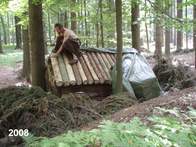 Děravka: práce na střeše poustevny.  Foto: Marek Gyaneshwarpuri, samospoušť 2008.